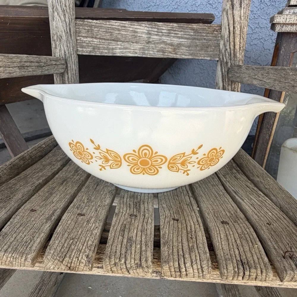 Vintage Pyrex BUTTERFLY GOLD 443 Cinderella Mixing Bowl 2.5 quart